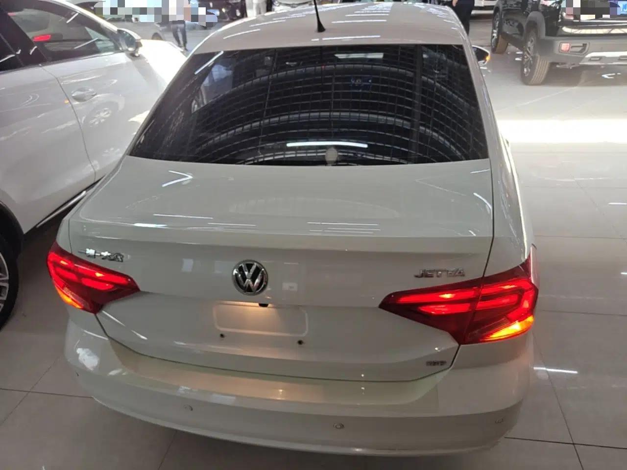 Volkswagen Jetta 2017 1.5L Manual Fashion Edition — миниатюра 5