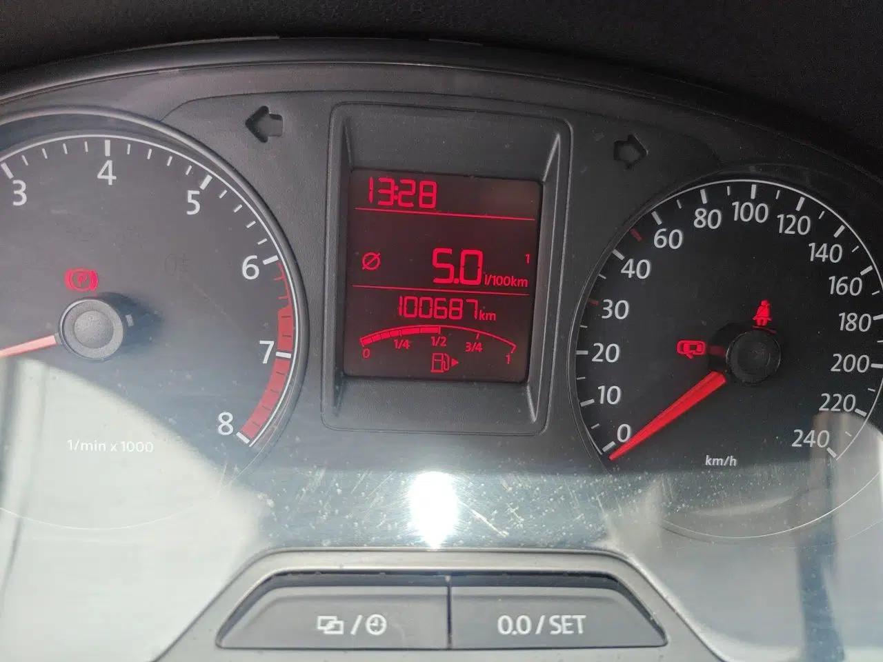 Volkswagen Jetta 2013 1.6L Manual Comfort Model — миниатюра 13