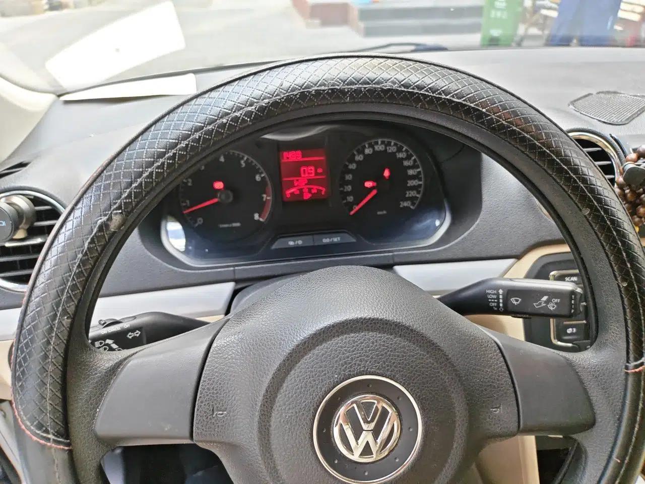 Volkswagen Jetta 2015 1.6L Manual Comfort Model — миниатюра 12