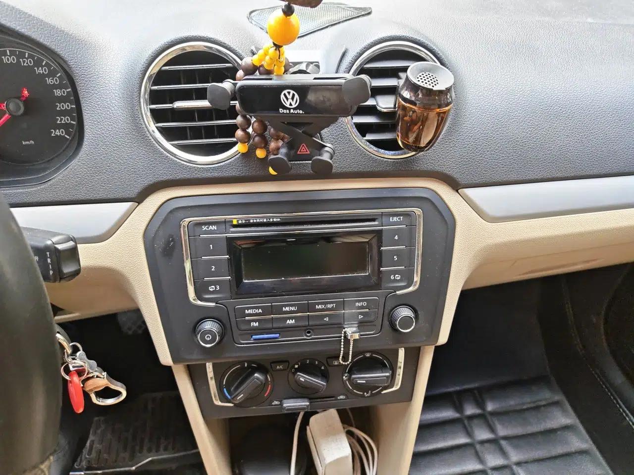 Volkswagen Jetta 2015 1.6L Manual Comfort Model — миниатюра 14