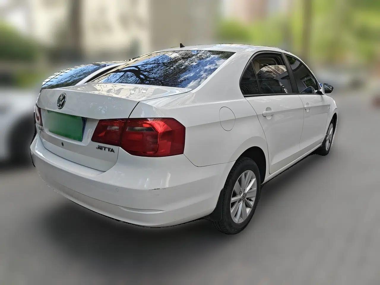 Volkswagen Jetta 2015 1.6L Manual Comfort Model — миниатюра 6
