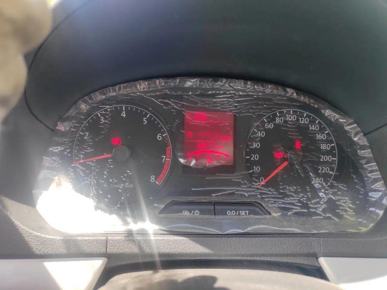 Volkswagen Jetta 2015 1.6L Manual Comfort Model — миниатюра 12