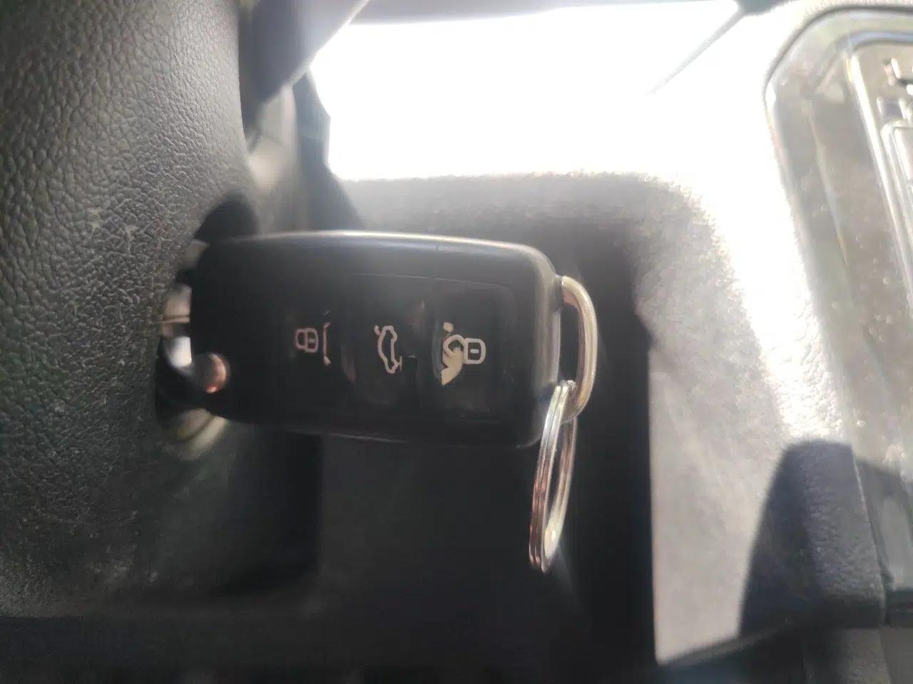 Volkswagen Jetta 2015 1.6L Manual Comfort Model — миниатюра 9