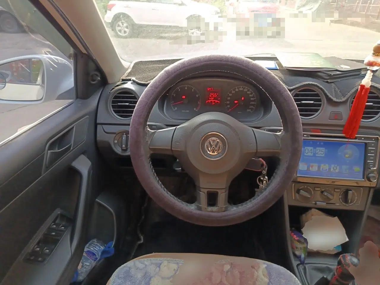Volkswagen Jetta 2013 1.6L Manual Fashion Edition — миниатюра 11