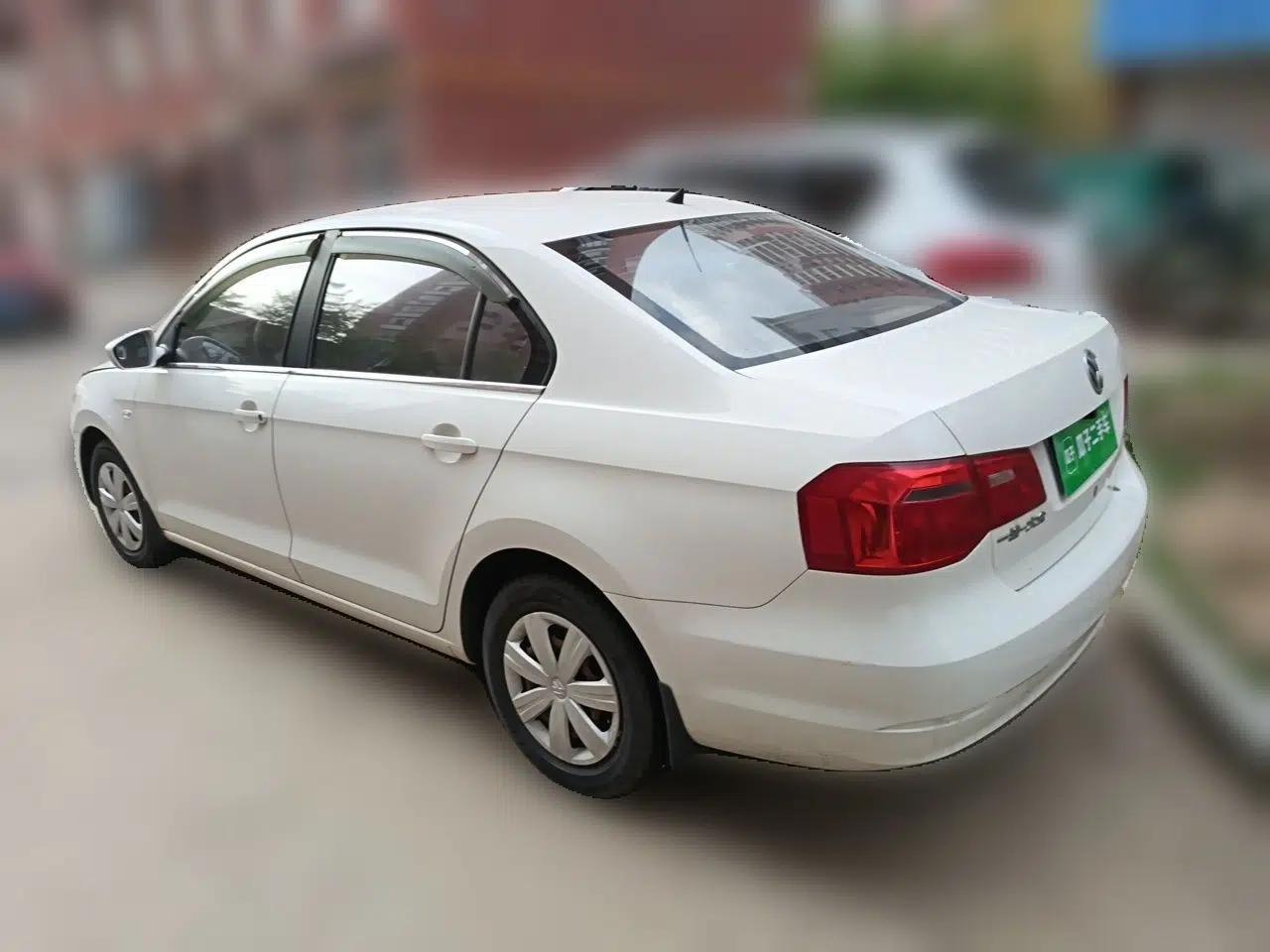 Volkswagen Jetta 2013 1.6L Manual Fashion Edition — миниатюра 4