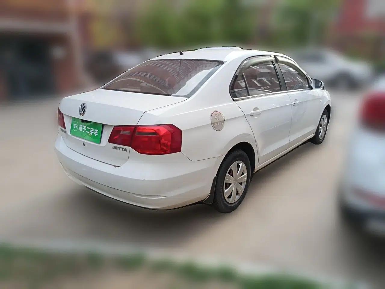 Volkswagen Jetta 2013 1.6L Manual Fashion Edition — миниатюра 6