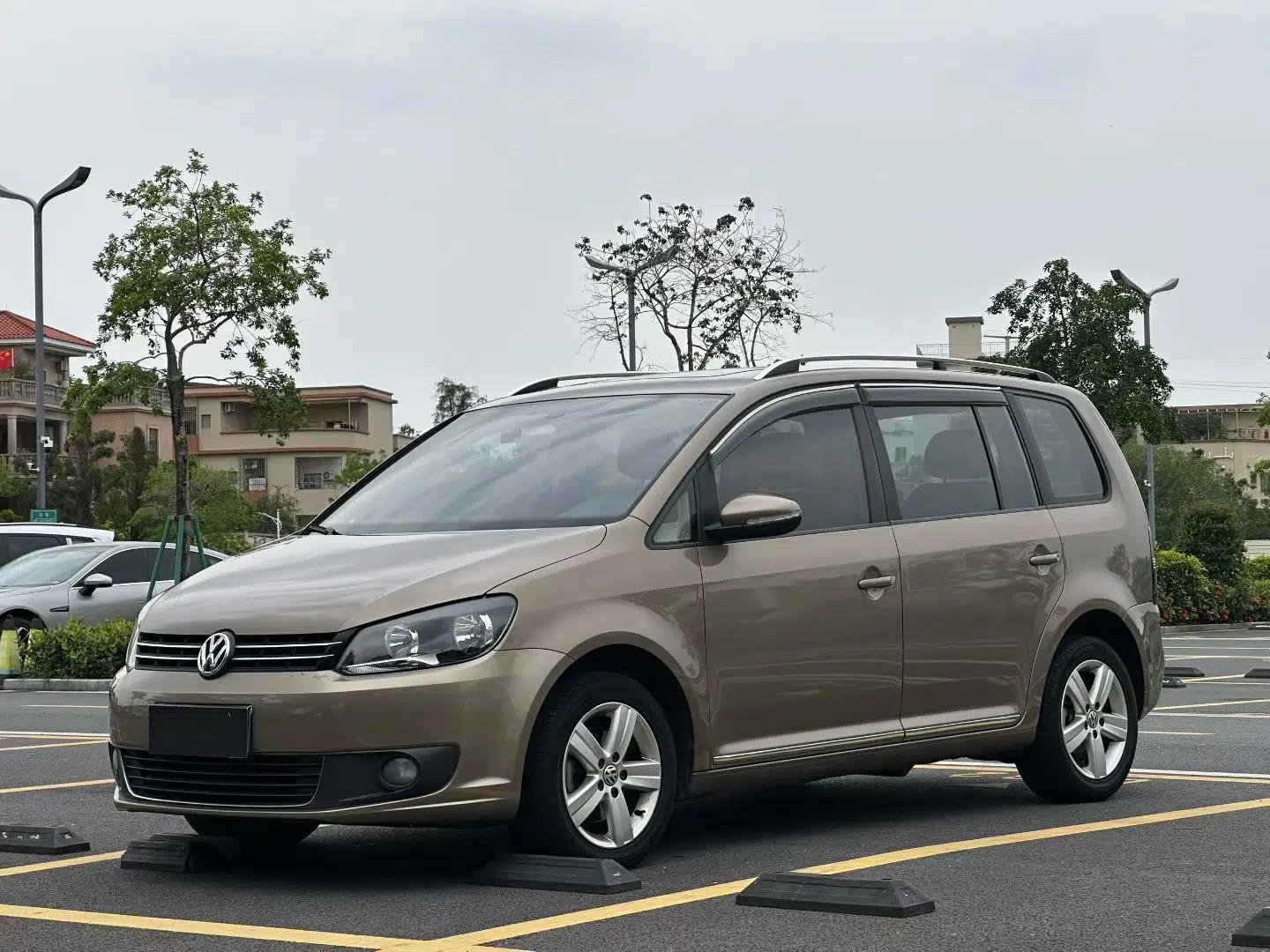 Volkswagen Touran 2015 1.4T DSG Comfort Edition 5 Seats — миниатюра 1