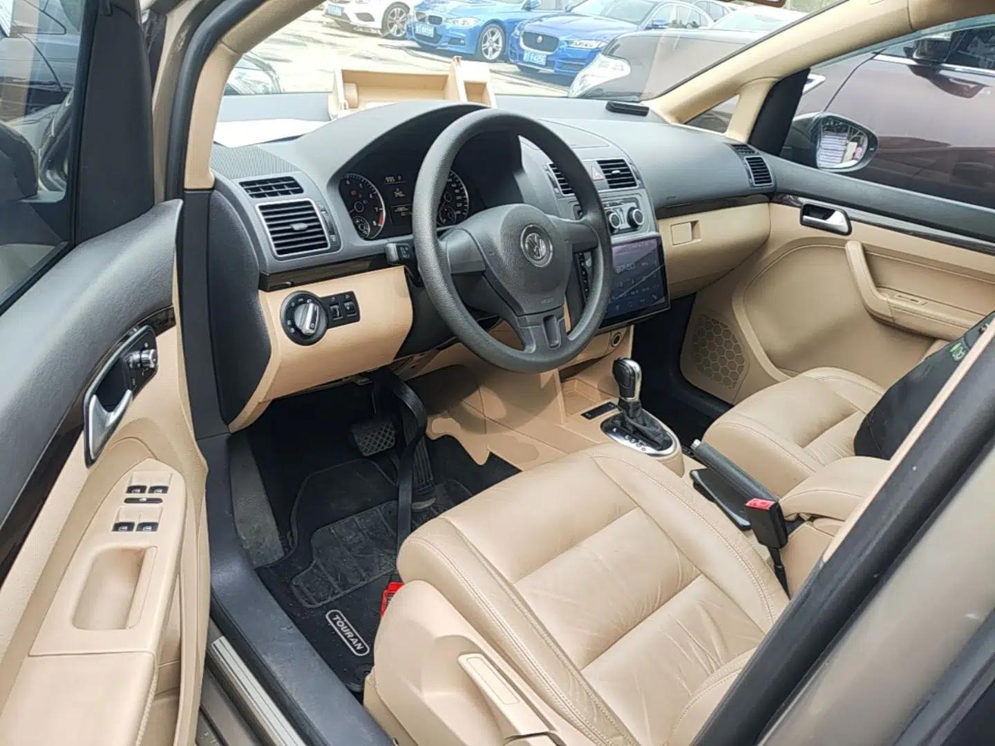Volkswagen Touran 2015 1.4T DSG Comfort Edition 5 Seats — миниатюра 18