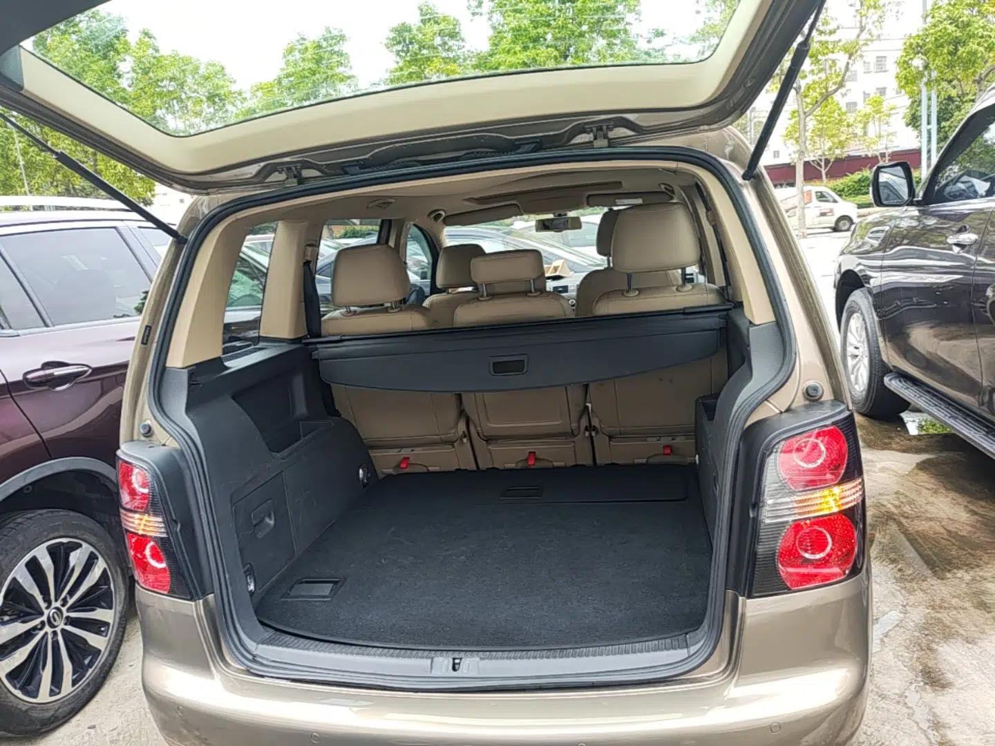 Volkswagen Touran 2015 1.4T DSG Comfort Edition 5 Seats — миниатюра 21