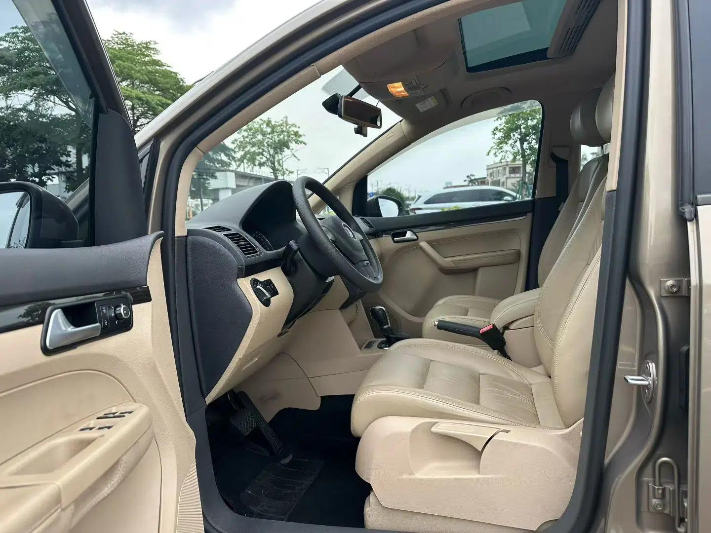 Volkswagen Touran 2015 1.4T DSG Comfort Edition 5 Seats — миниатюра 25