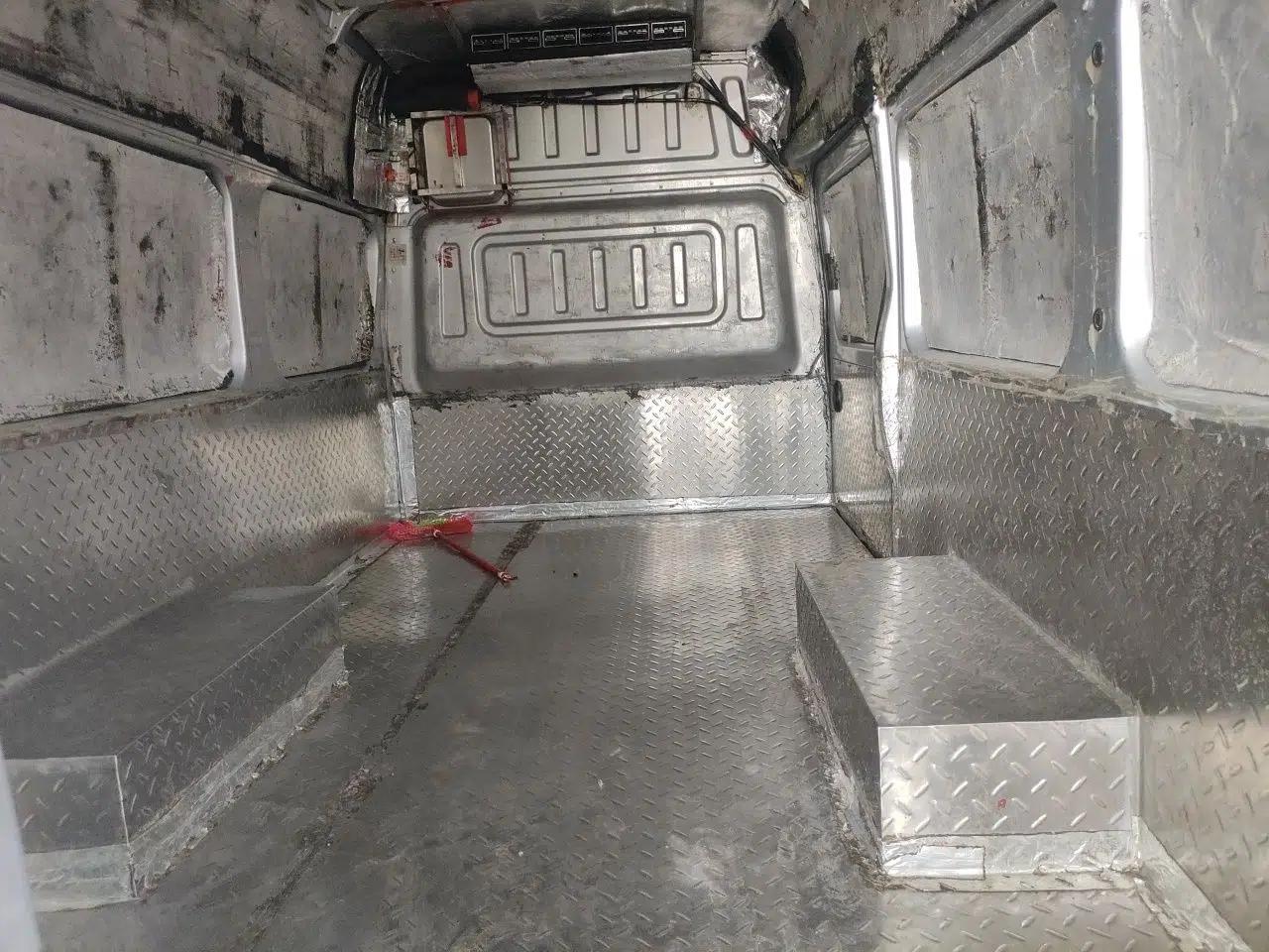 Dongfeng Yufeng 2023 V9+ 2.3T Manual Rear-Drive Cargo Van with Dual Rear Tires 3-Seater — миниатюра 18