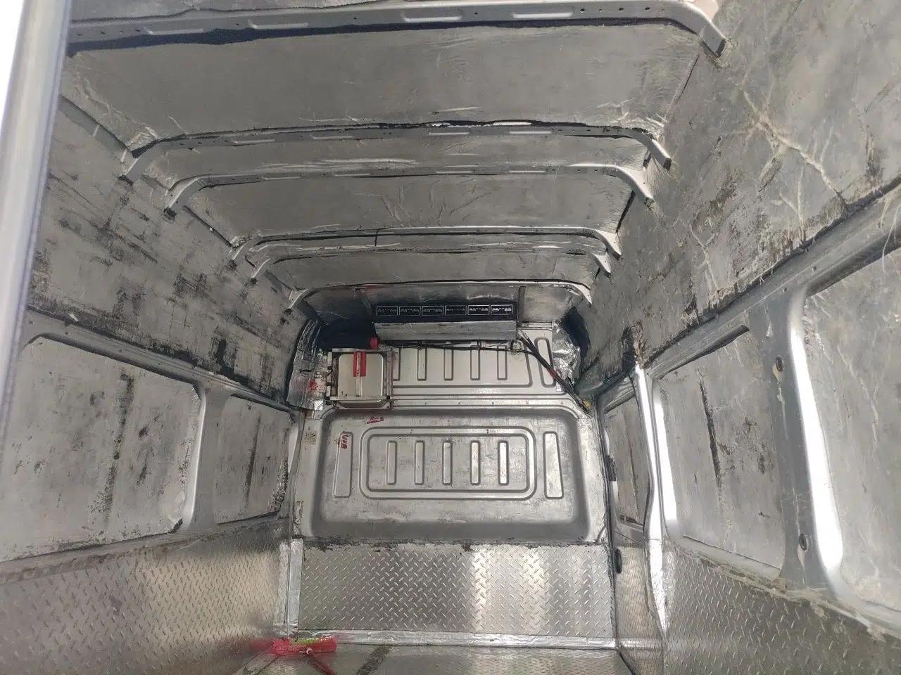 Dongfeng Yufeng 2023 V9+ 2.3T Manual Rear-Drive Cargo Van with Dual Rear Tires 3-Seater — миниатюра 19