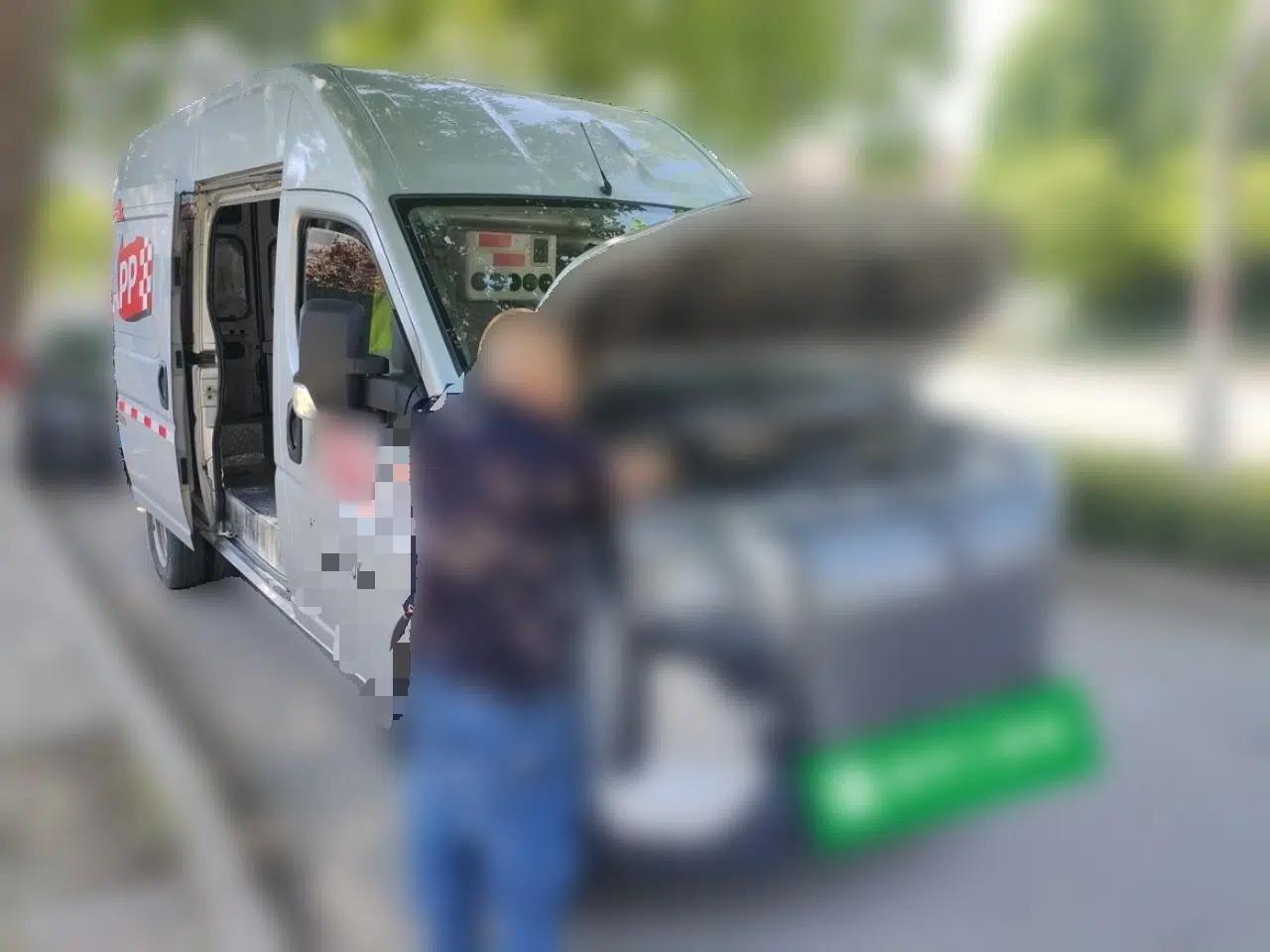 Dongfeng Yufeng 2023 V9+ 2.3T Manual Rear-Drive Cargo Van with Dual Rear Tires 3-Seater — миниатюра 3