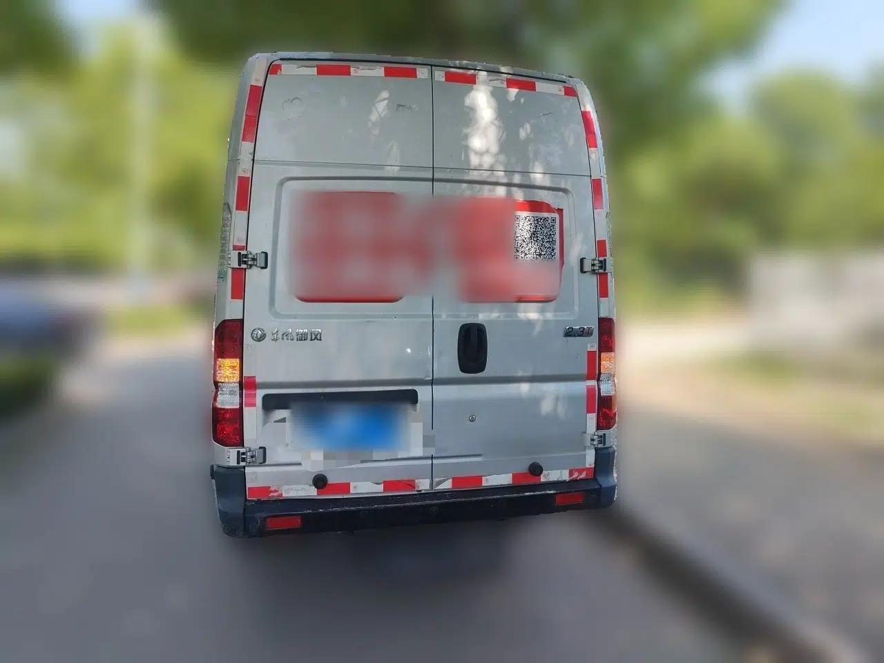 Dongfeng Yufeng 2023 V9+ 2.3T Manual Rear-Drive Cargo Van with Dual Rear Tires 3-Seater — миниатюра 5