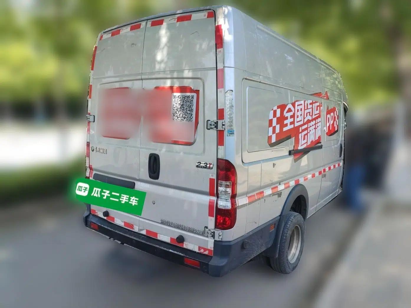 Dongfeng Yufeng 2023 V9+ 2.3T Manual Rear-Drive Cargo Van with Dual Rear Tires 3-Seater — миниатюра 6