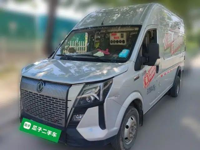Dongfeng Yufeng 2023 V9+ 2.3T Manual Rear-Drive Cargo Van with Dual Rear Tires 3-Seater