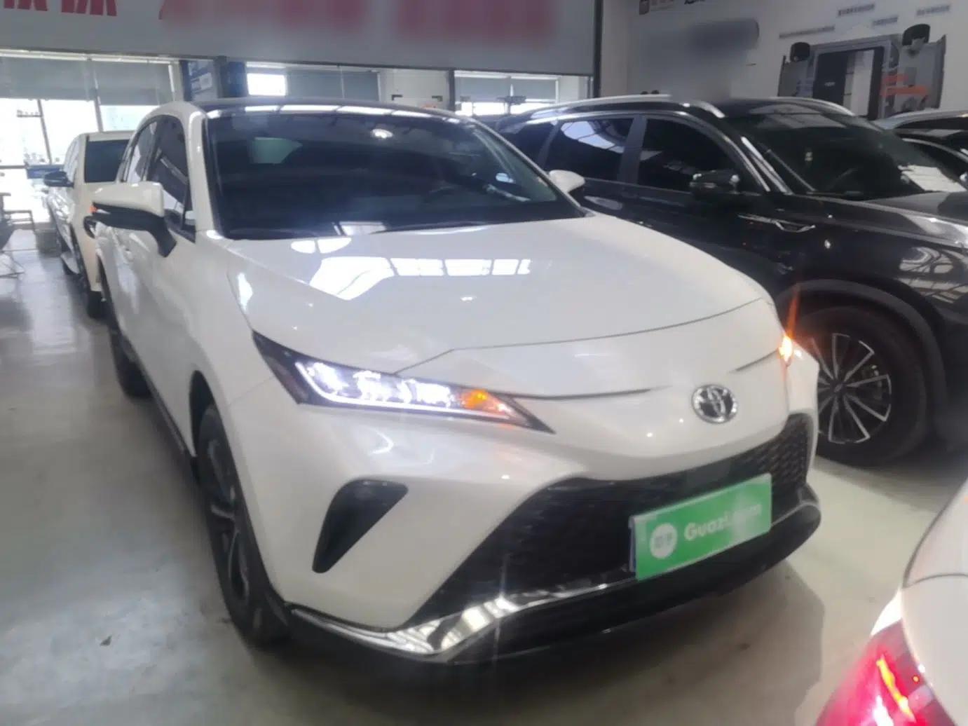 Toyota Venza 2023 2.0L CVT Two-Wheel Drive Luxury Edition — миниатюра 3