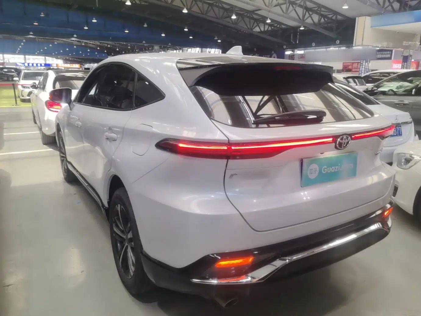 Toyota Venza 2023 2.0L CVT Two-Wheel Drive Luxury Edition — миниатюра 4