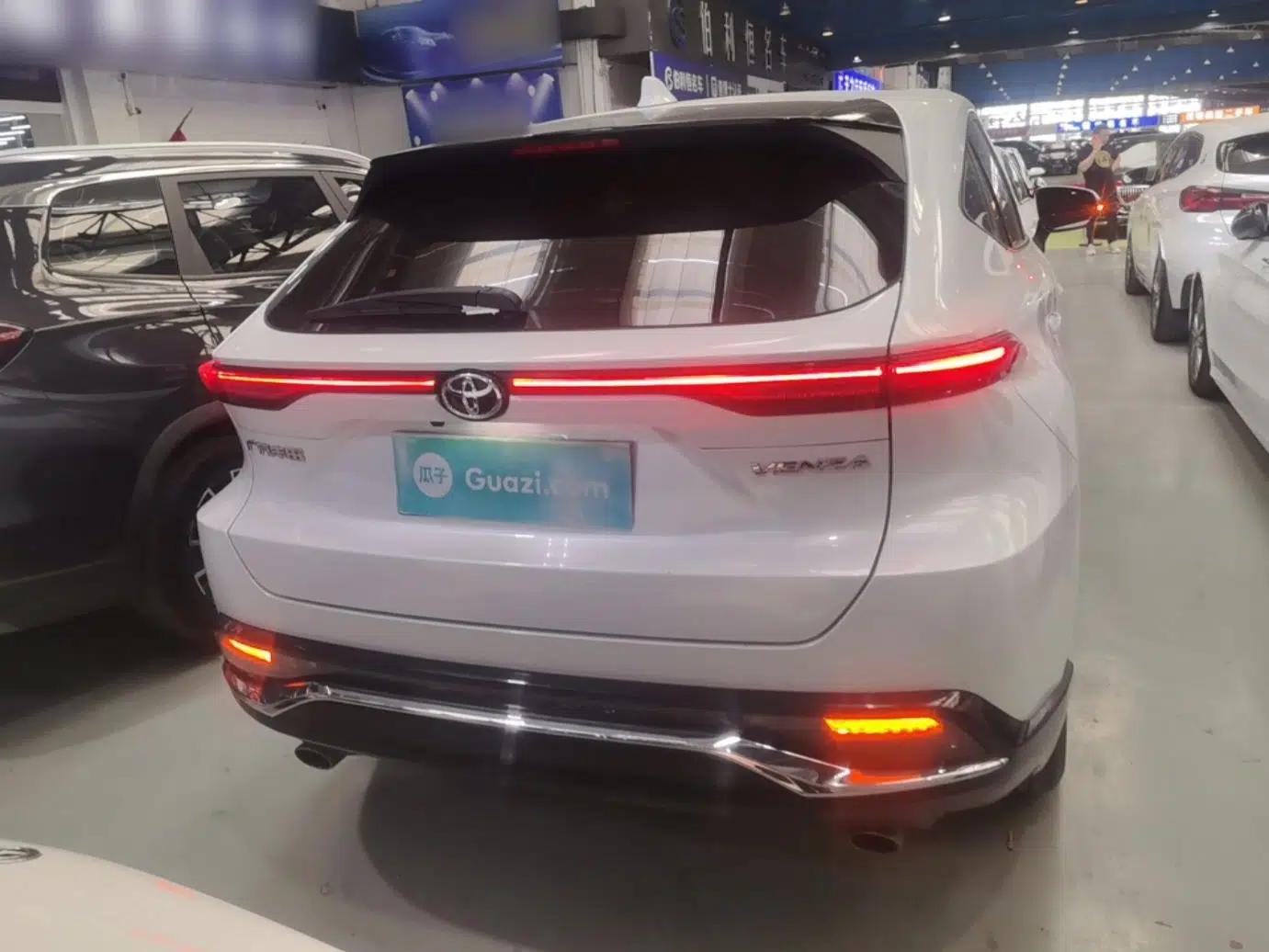 Toyota Venza 2023 2.0L CVT Two-Wheel Drive Luxury Edition — миниатюра 5