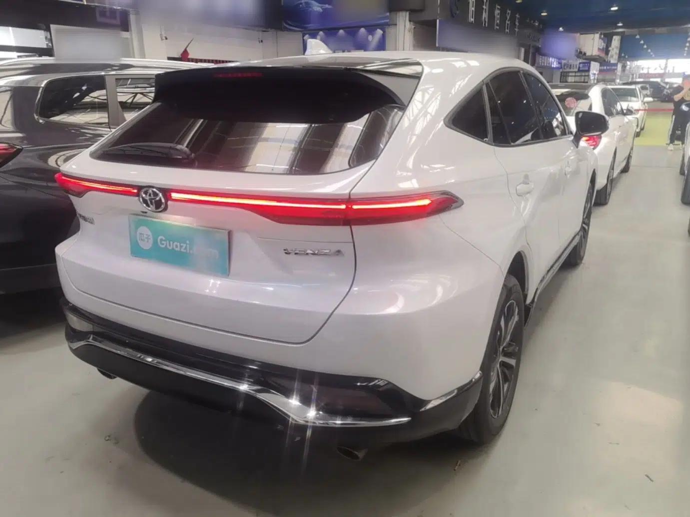 Toyota Venza 2023 2.0L CVT Two-Wheel Drive Luxury Edition — миниатюра 6