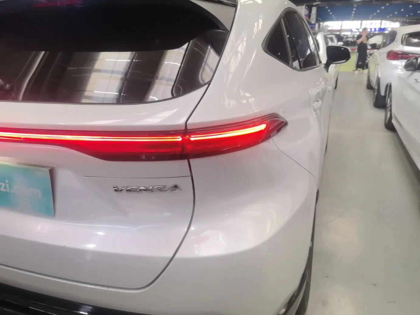 Toyota Venza 2023 2.0L CVT Two-Wheel Drive Luxury Edition — миниатюра 7