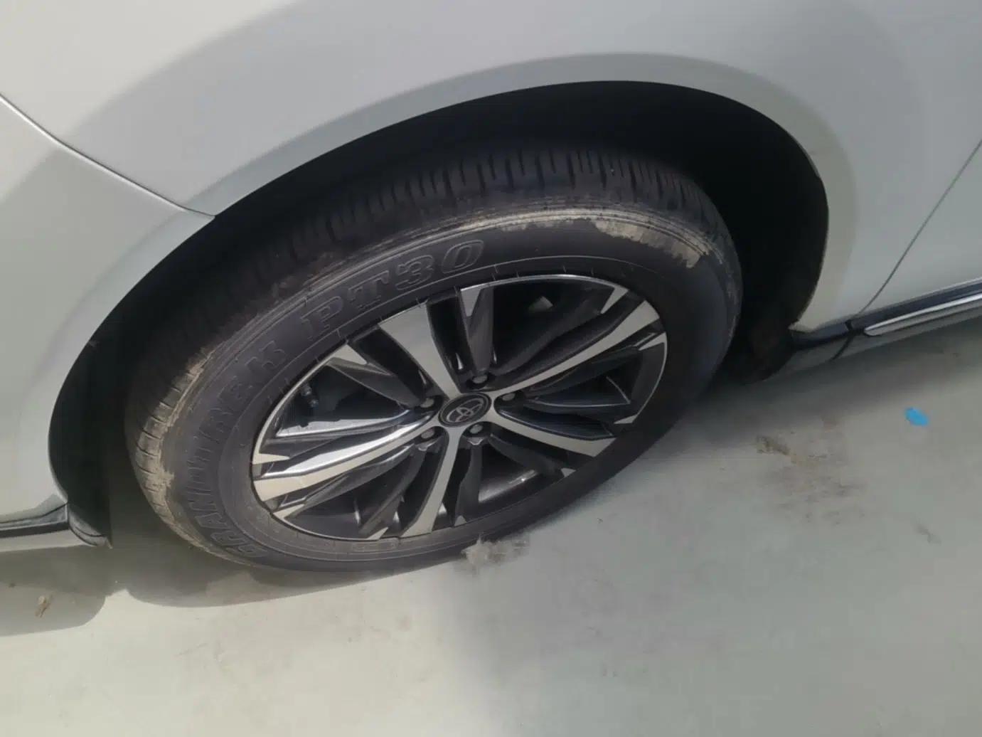 Toyota Venza 2023 2.0L CVT Two-Wheel Drive Luxury Edition — миниатюра 8