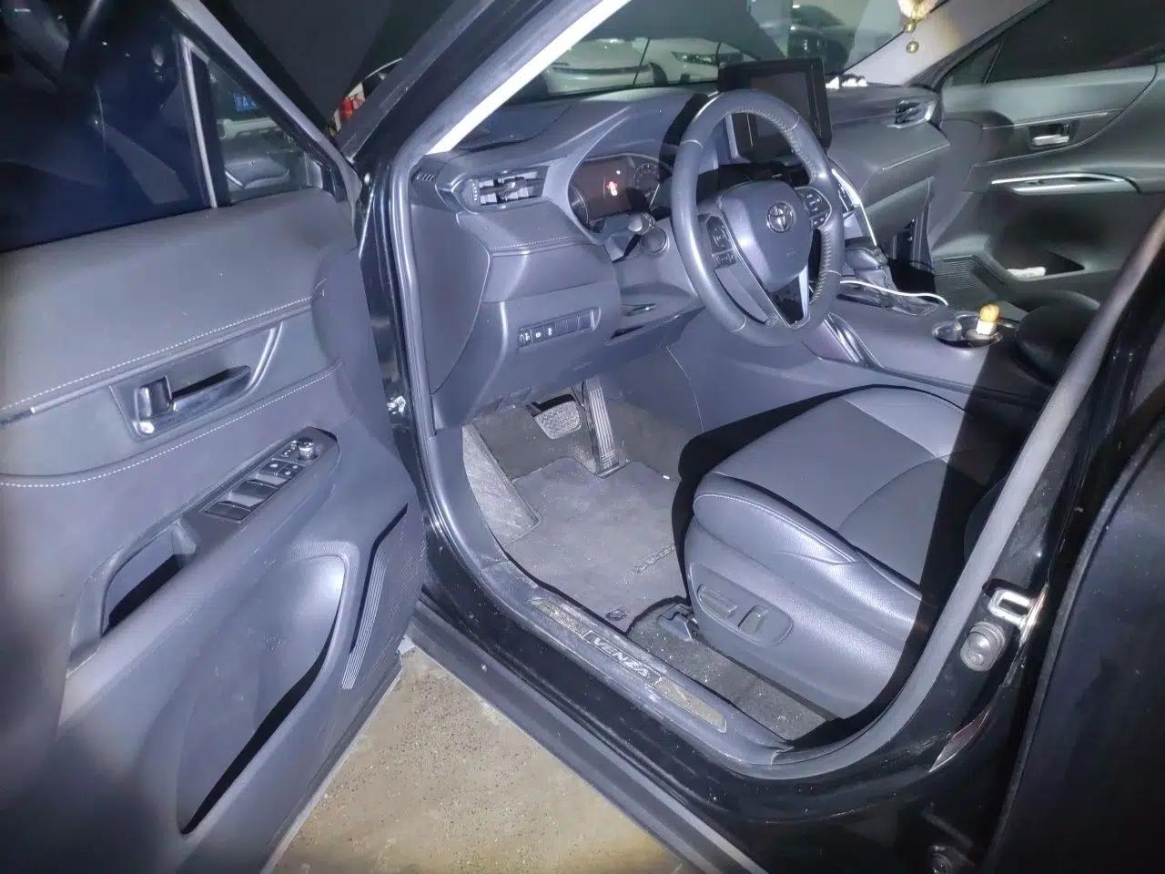 Toyota Venza 2022 2.0L CVT Two-Wheel Drive Luxury Edition — миниатюра 17