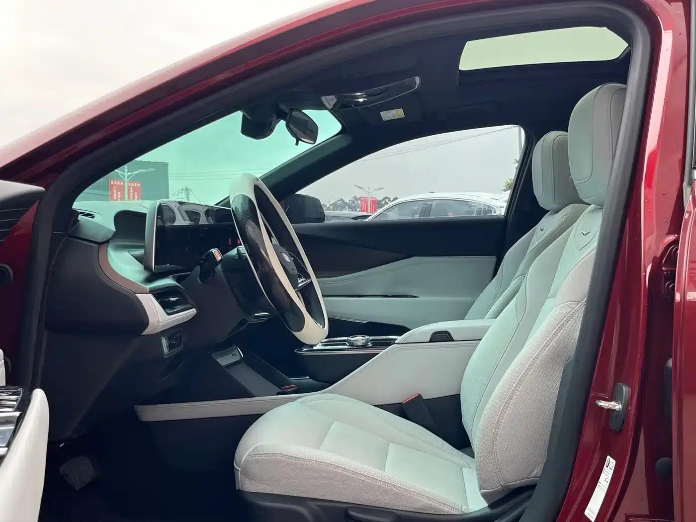 2023 Cadillac GT4 25T Luxury Edition — миниатюра 4