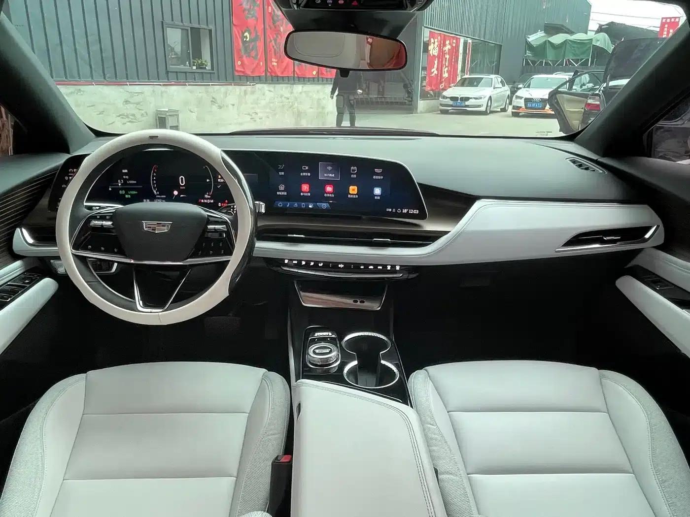 2023 Cadillac GT4 25T Luxury Edition — миниатюра 5