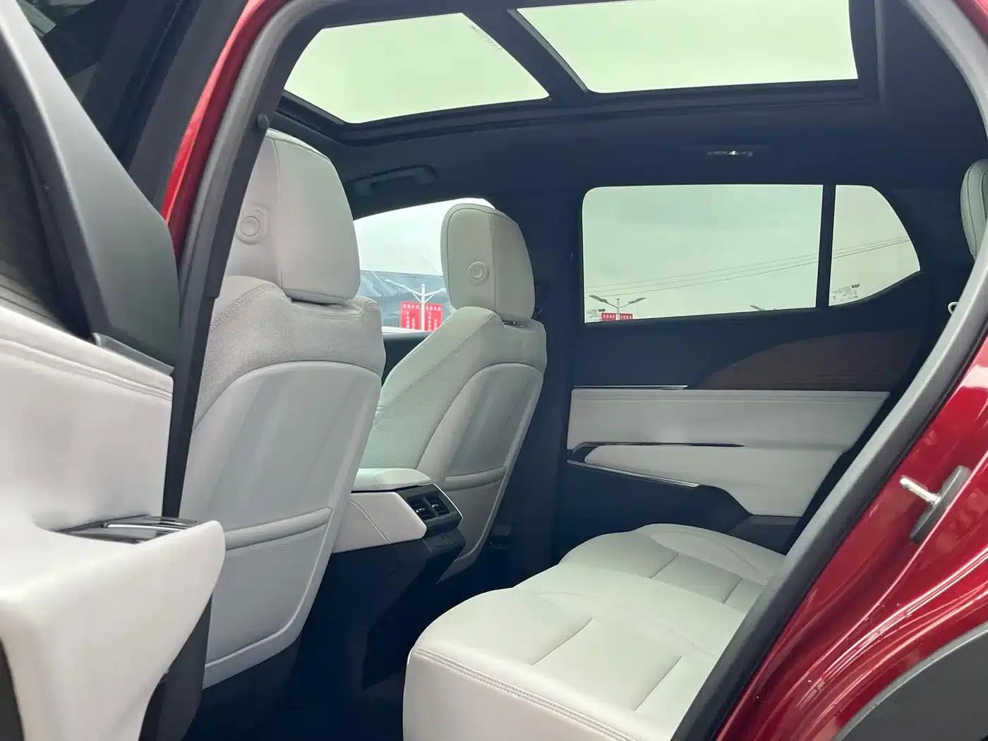 2023 Cadillac GT4 25T Luxury Edition — миниатюра 6