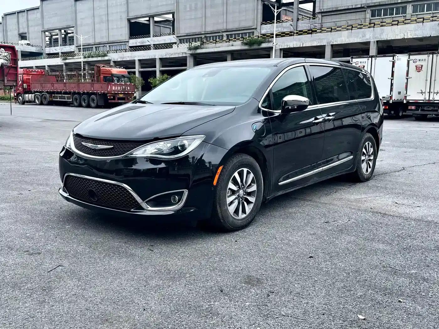 2019 Imported Grand Voyager PHEV 3.6L Plug-in Hybrid — миниатюра 1