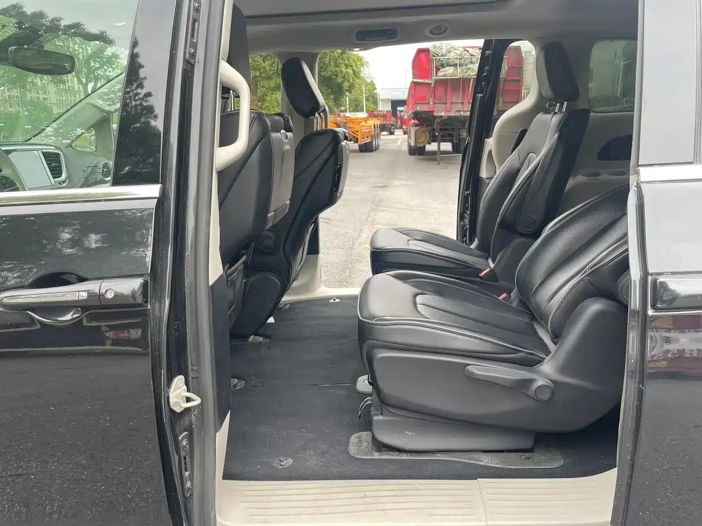 2019 Imported Grand Voyager PHEV 3.6L Plug-in Hybrid — миниатюра 11