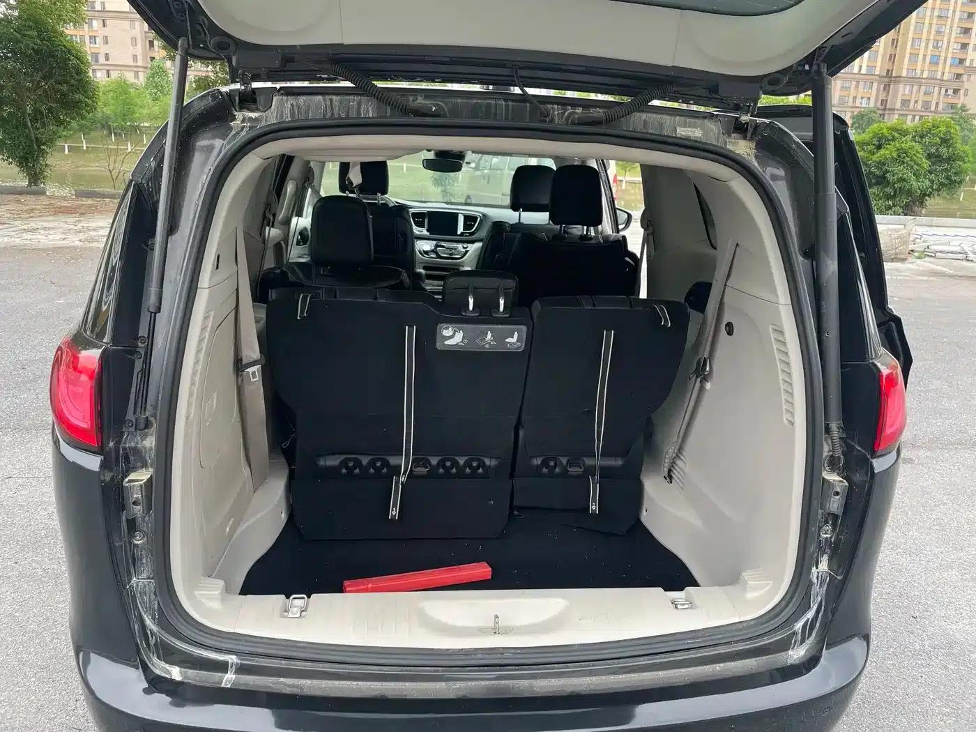 2019 Imported Grand Voyager PHEV 3.6L Plug-in Hybrid — миниатюра 14