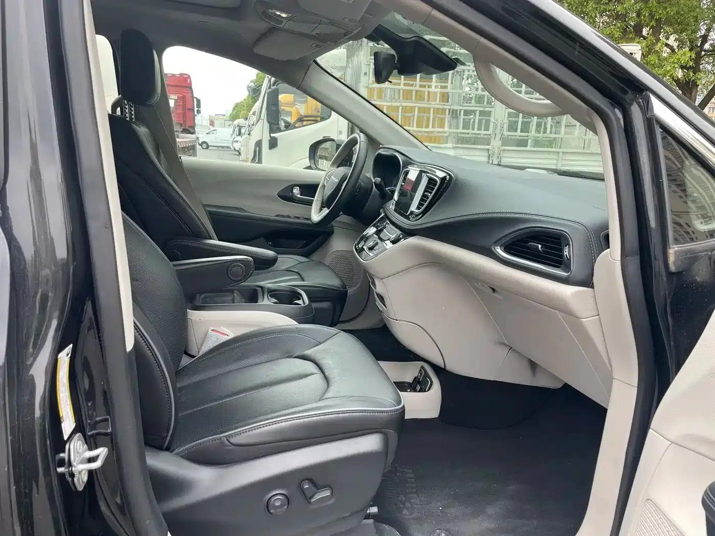 2019 Imported Grand Voyager PHEV 3.6L Plug-in Hybrid — миниатюра 15