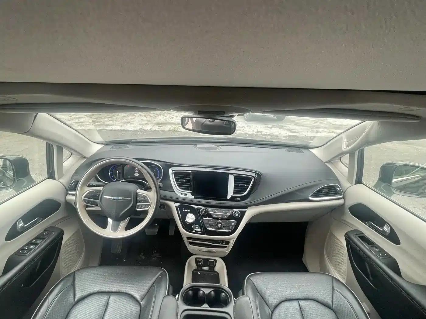 2019 Imported Grand Voyager PHEV 3.6L Plug-in Hybrid — миниатюра 16