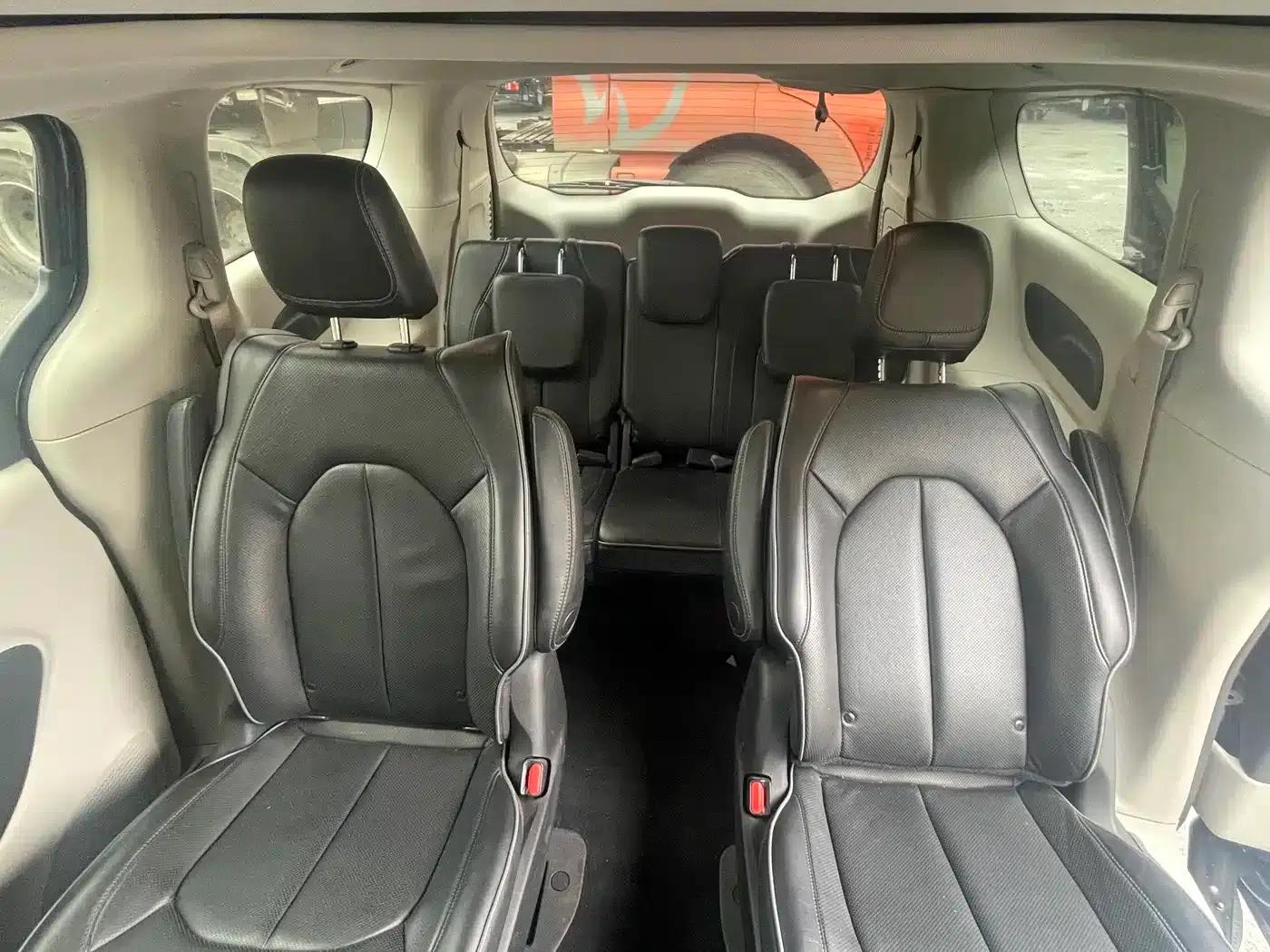 2019 Imported Grand Voyager PHEV 3.6L Plug-in Hybrid — миниатюра 17