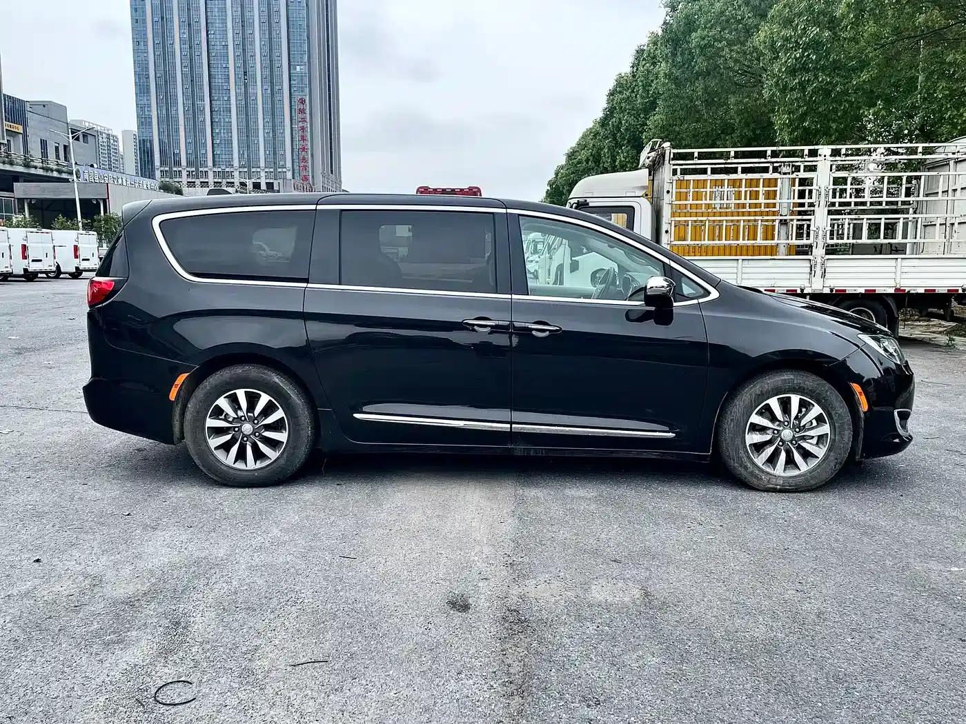 2019 Imported Grand Voyager PHEV 3.6L Plug-in Hybrid — миниатюра 4