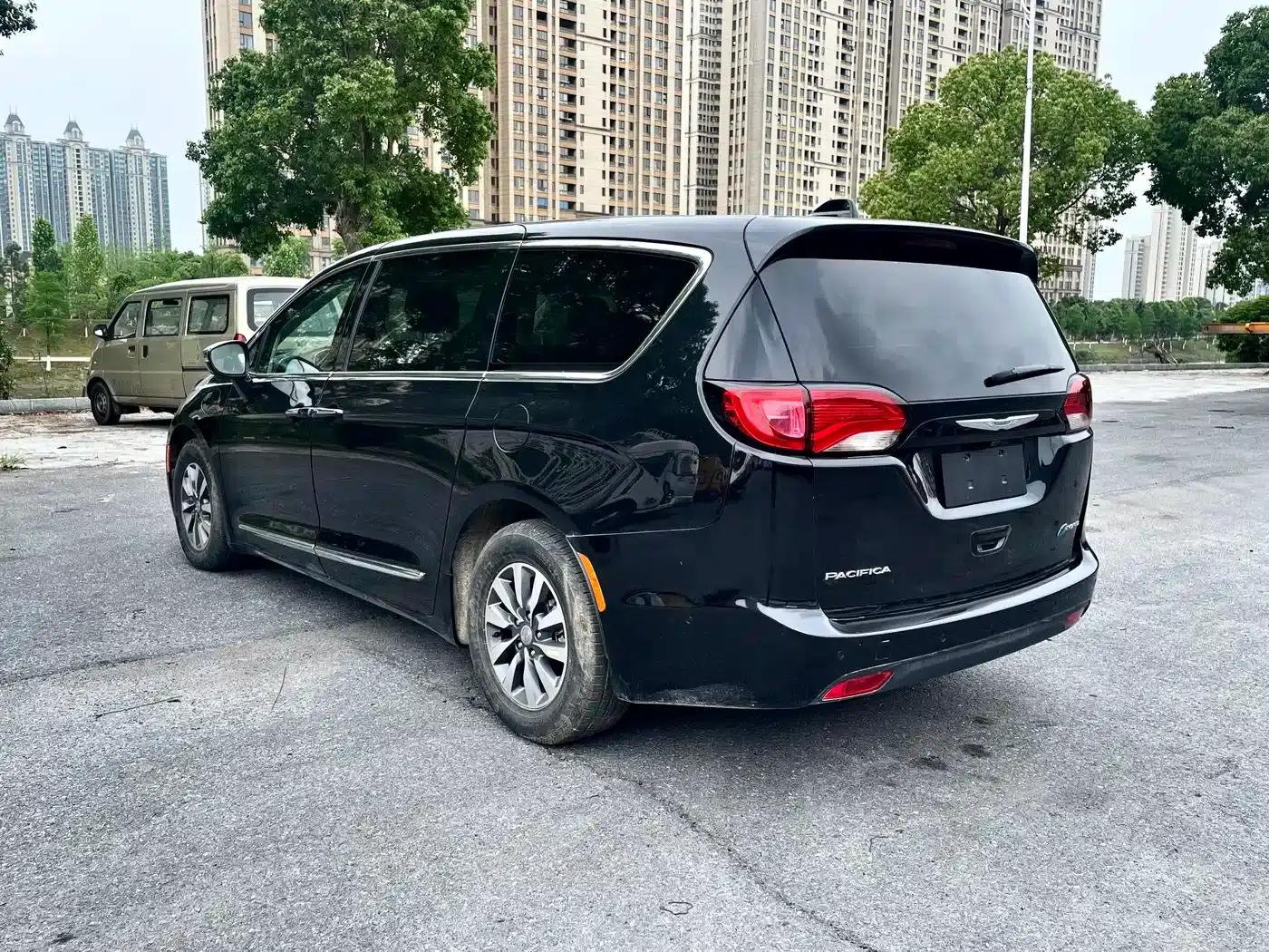 2019 Imported Grand Voyager PHEV 3.6L Plug-in Hybrid — миниатюра 7