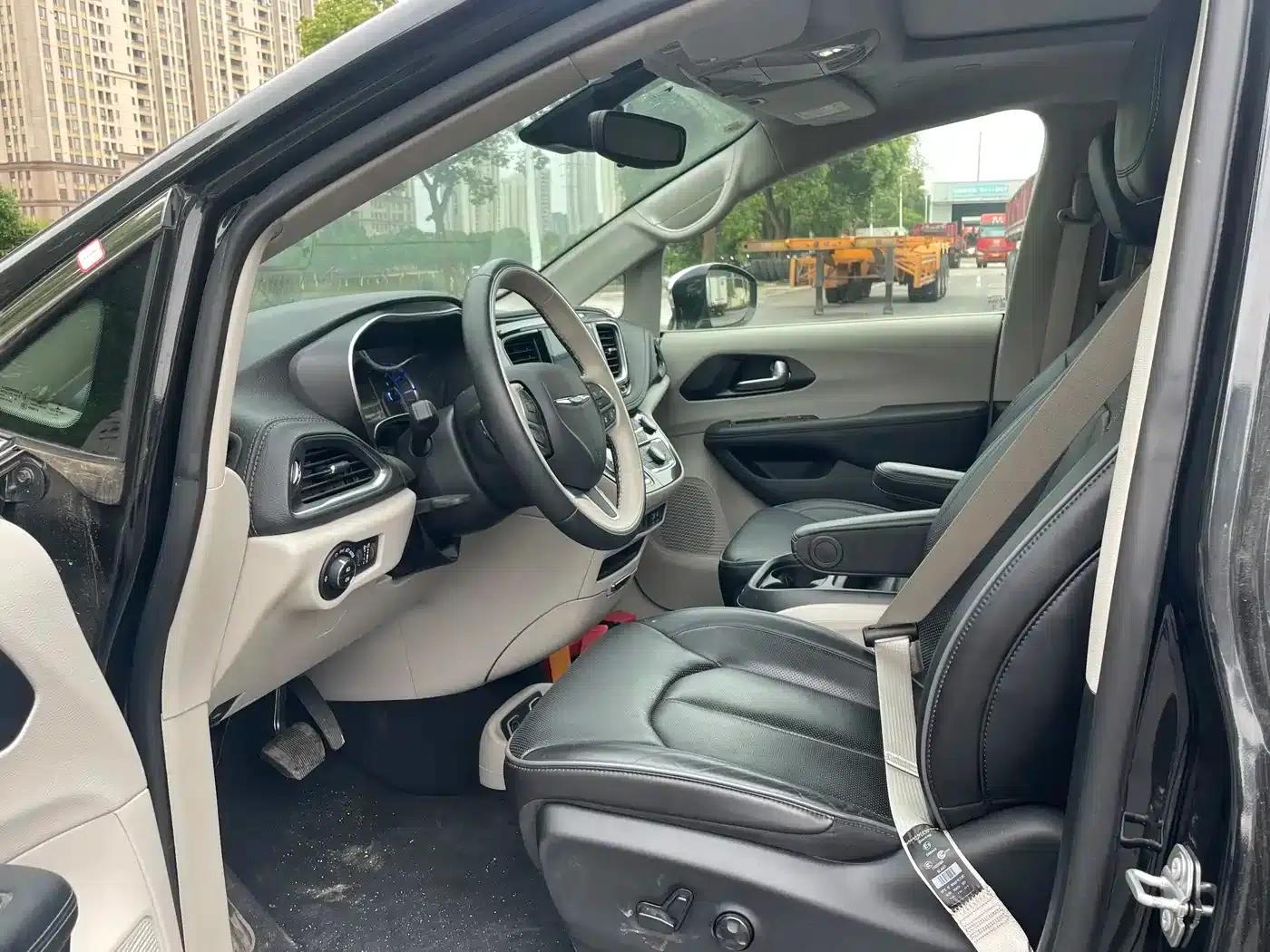 2019 Imported Grand Voyager PHEV 3.6L Plug-in Hybrid — миниатюра 8