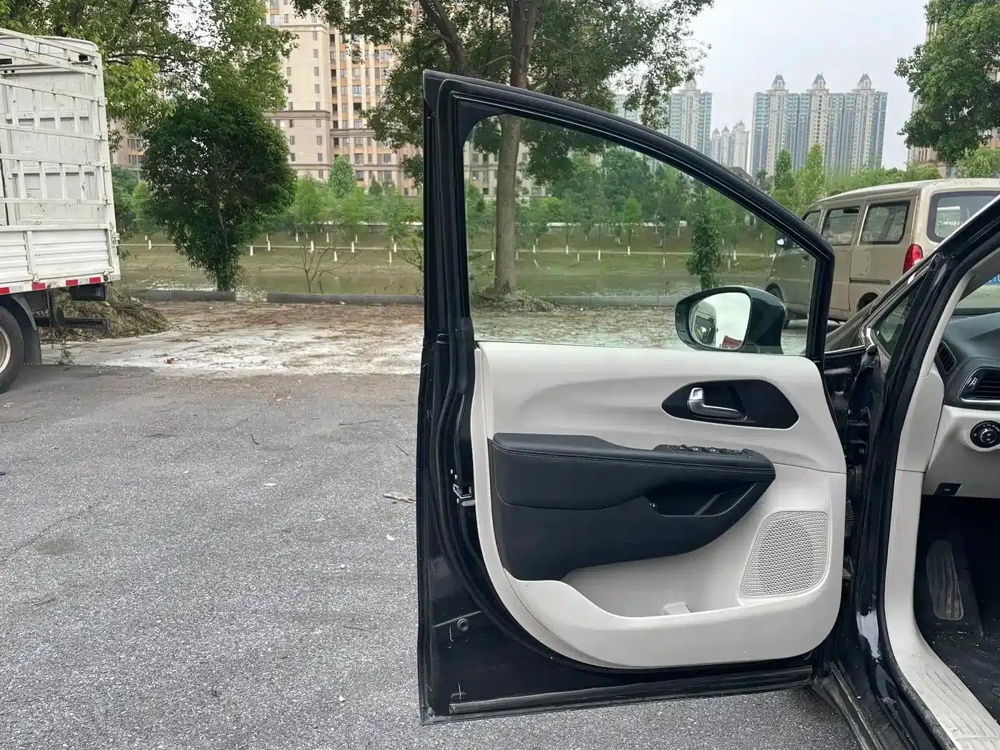 2019 Imported Grand Voyager PHEV 3.6L Plug-in Hybrid — миниатюра 9