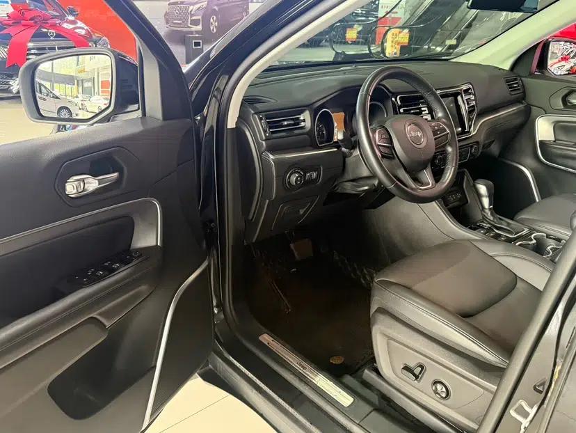 Jeep Grand Commander 2022 2.0T Two-Wheel Drive Luxury Version — миниатюра 15