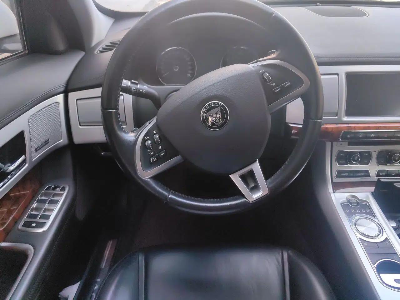 Jaguar XF 2015 XF 2.0T Luxury Edition — миниатюра 11