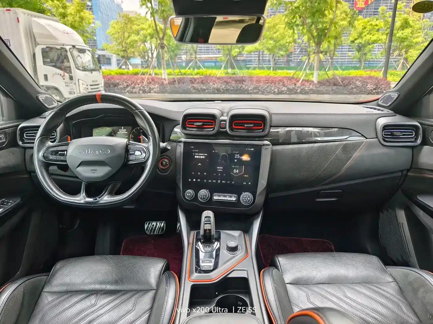 Lynk & Co 02 Hatchback 2021 2.0TD Halo Driving Package Edition — миниатюра 6