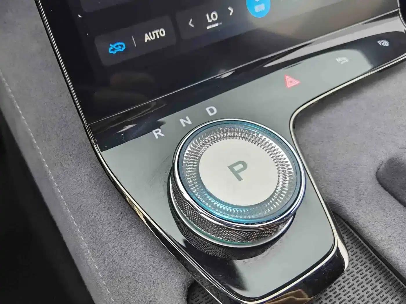 Voyah Chasing Light 2023 AWD Flagship Edition — миниатюра 11