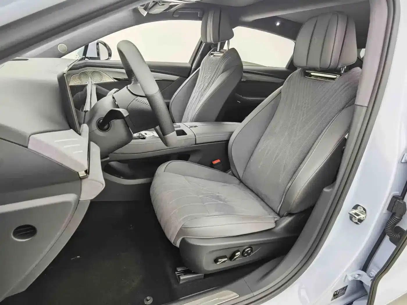 Voyah Chasing Light 2023 AWD Flagship Edition — миниатюра 12