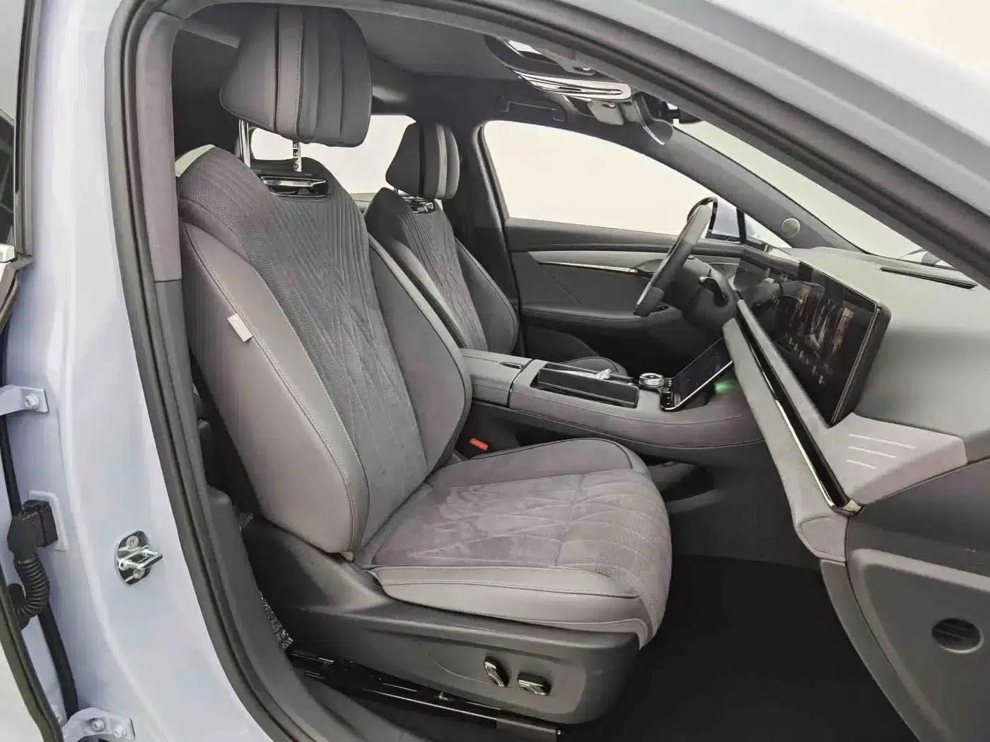 Voyah Chasing Light 2023 AWD Flagship Edition — миниатюра 7