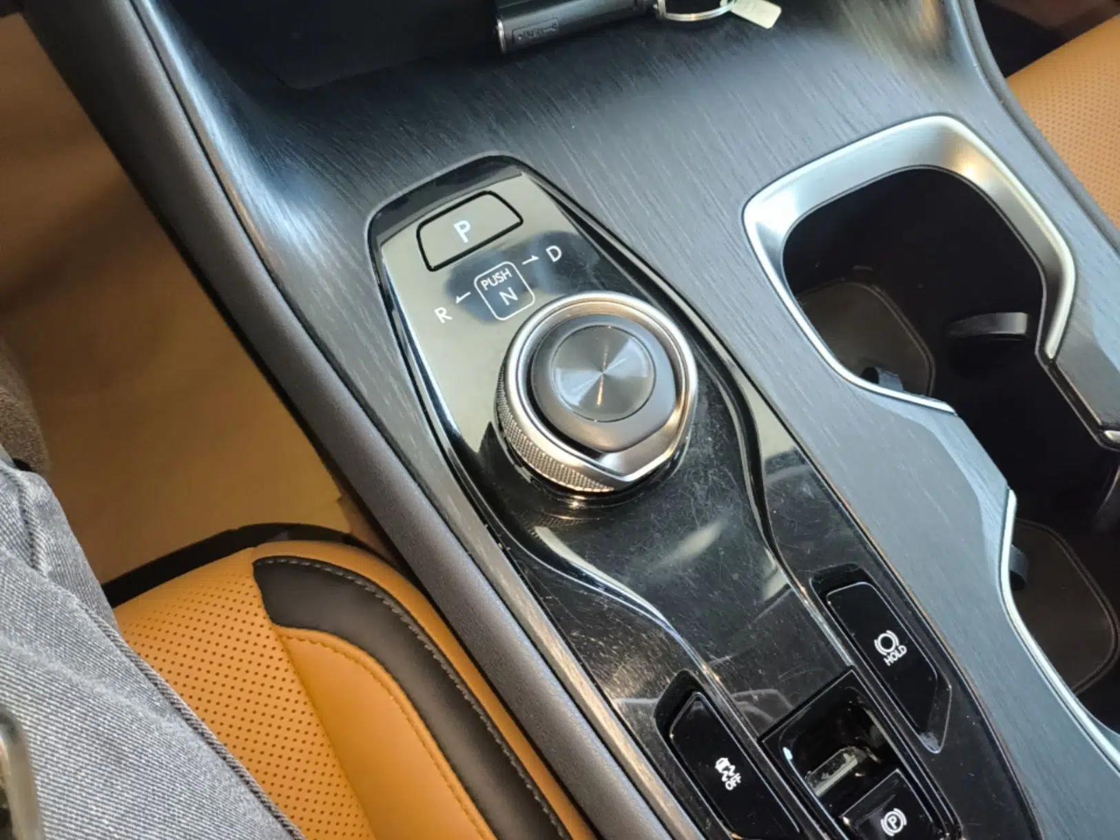 Lexus RZ 2023 450e All-Wheel Drive Luxury Edition — миниатюра 17