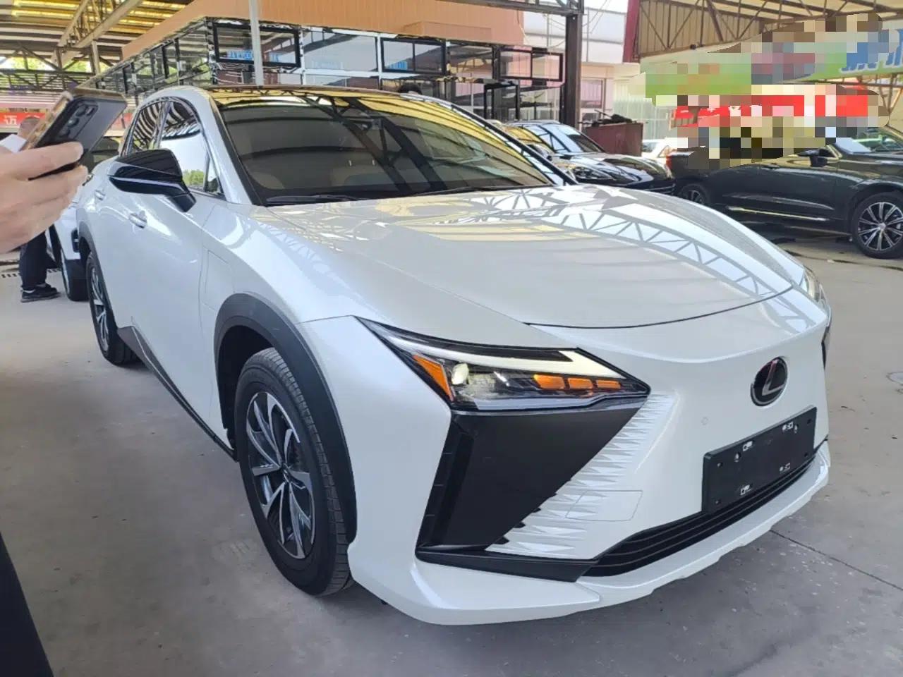 Lexus RZ 2023 450e All-Wheel Drive Luxury Edition — миниатюра 3