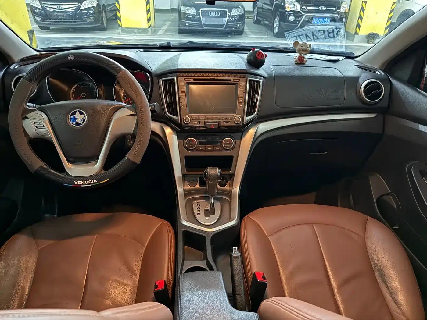 Venucia T70 2015 2.0L CVT Smart Edition — миниатюра 8
