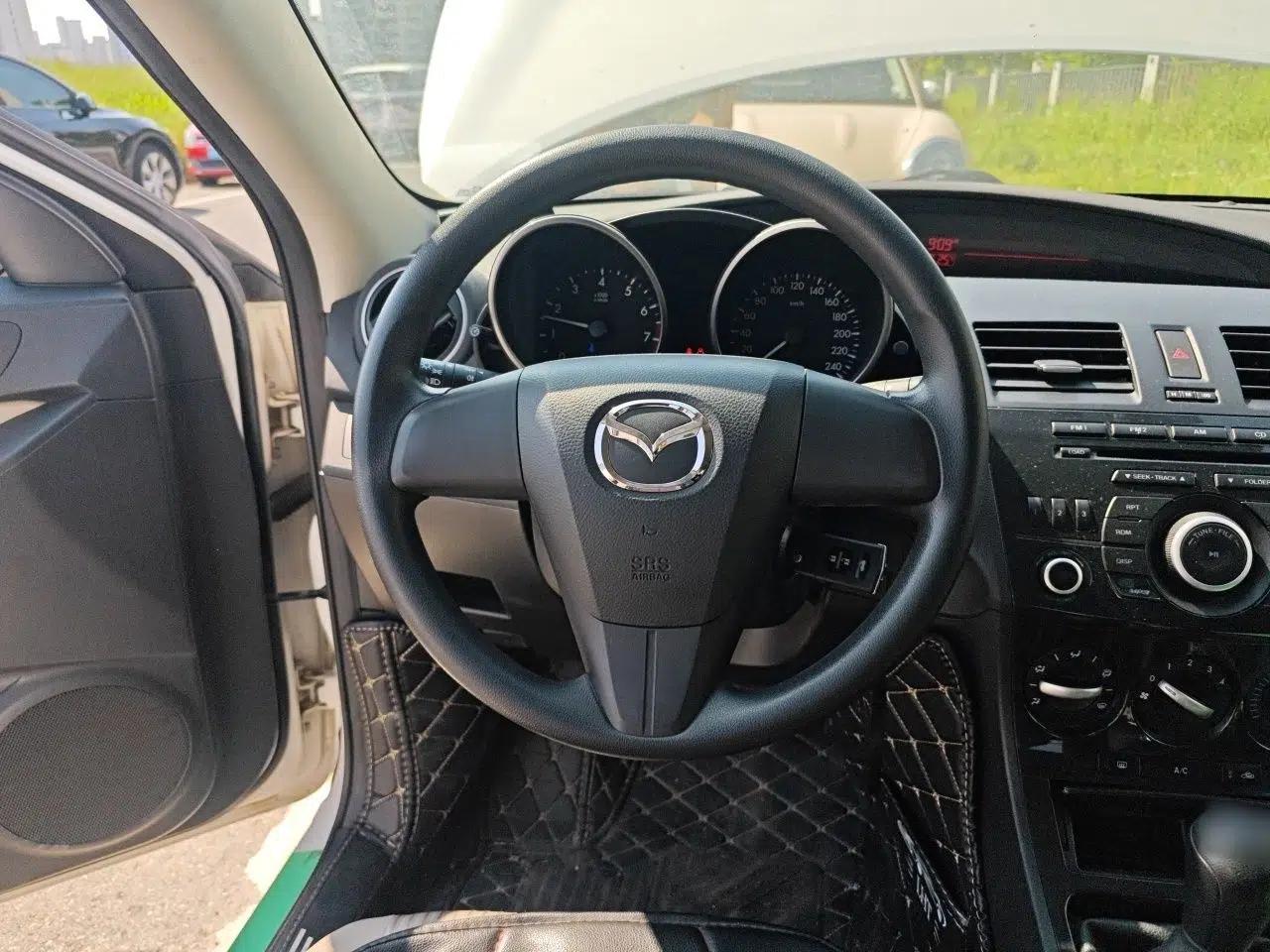 Mazda 3 2015 Sedan 1.6L Manual Comfort Model — миниатюра 11